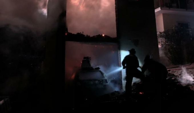 Incendio in garage, i Vigili del Fuoco utilizzano l’acqua di una piscina per spegnere le fiamme