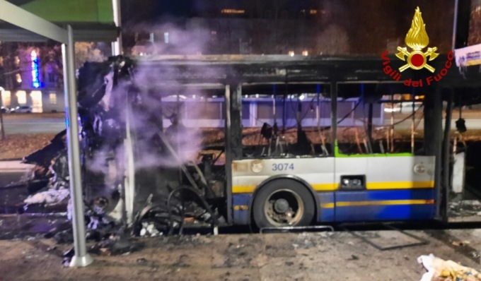 Autobus della GTT prende fuoco al capolinea, salvi conducente e passeggeri