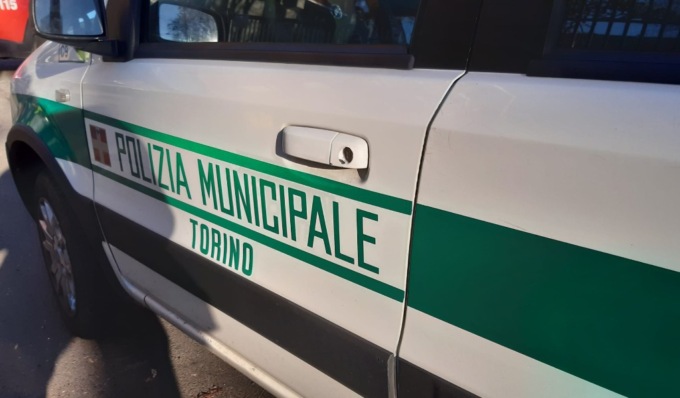 Non vuole aspettare che scatti il verde e sorpassa gli automobilisti fermi, poi scappa nonostante l’alt della polizia di Moncalieri