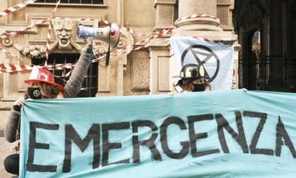 Gli ambientalisti ultrà, fastidiosi ma pacifici, bloccano Palazzo Lascaris