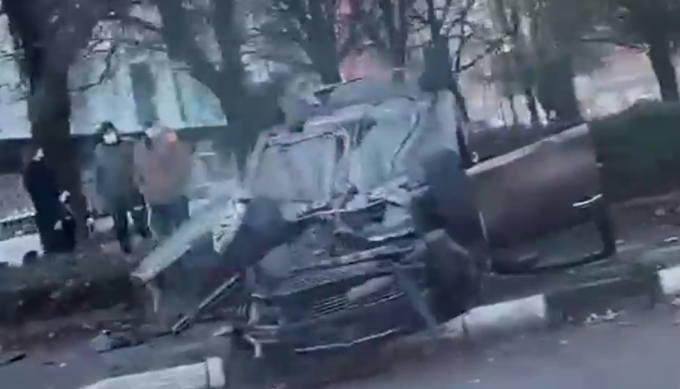 Gravissimo incidente in piazza Rebaudengo: auto si scontra con un furgone e si ribalta