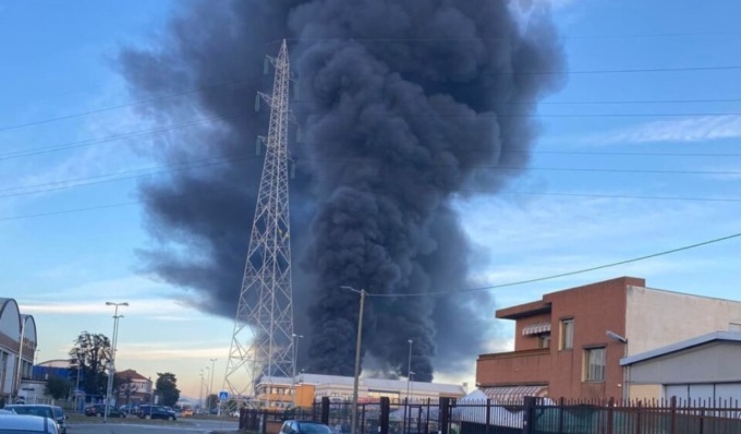 Incendio Demap, 30 persone ricoverate per intossicazione