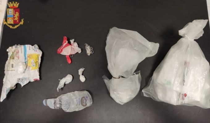 Arrestati due spacciatori: sequestrati oltre un chilo di cocaina e una pistola