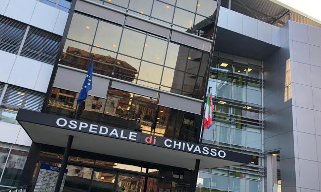 Positivo al Covid scappa dall’ospedale a torso nudo: ritrovato su una panchina