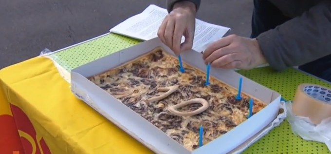 Grattacielo Regione, torta salata per il decimo compleanno. Radicali: “Una grande incompiuta”