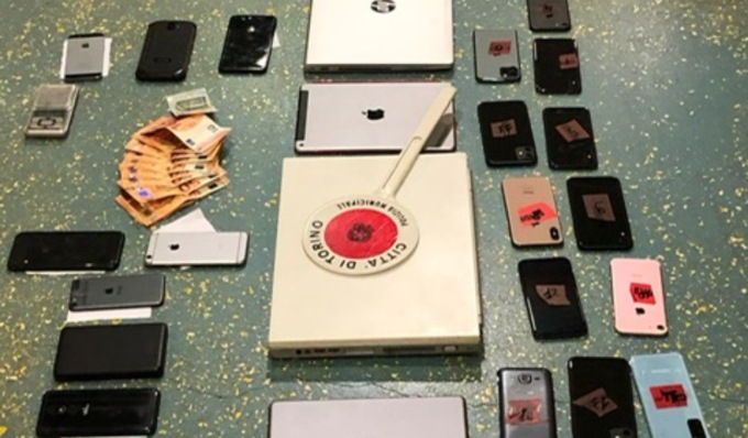 Rubavano iPhone e iPad per rivenderli in Marocco: base logistica a Torino