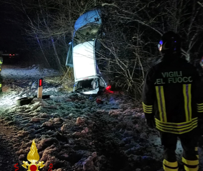 Auto fuori strada contro un albero: due persone estratte dall’abitacolo