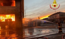 Spaventoso incendio in uno stabilimento di Beinasco Foto e Video