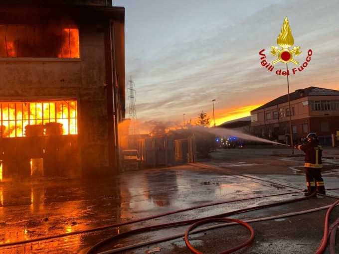 Spaventoso incendio in uno stabilimento di Beinasco Foto e Video