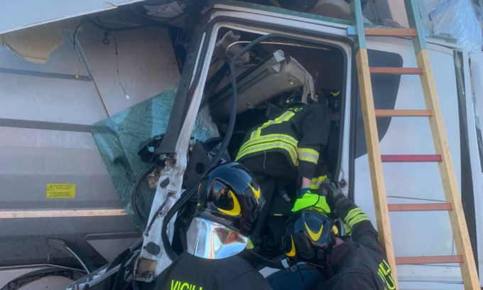 Le foto dello schianto in autostrada fra tre mezzi pesanti: un ferito grave