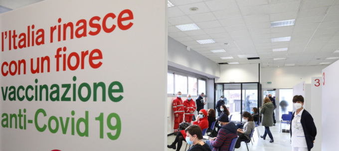 Nichelino, polemiche al centro vaccinale: lunghe attese e persone in coda al freddo