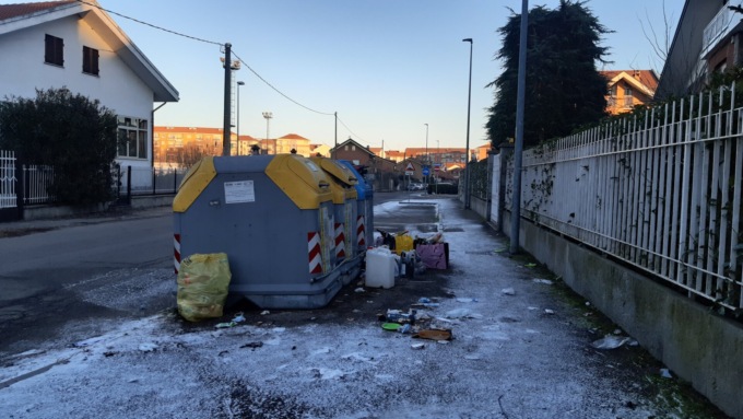 Nichelino, città invasa dai rifiuti: scoppia la polemica sui social