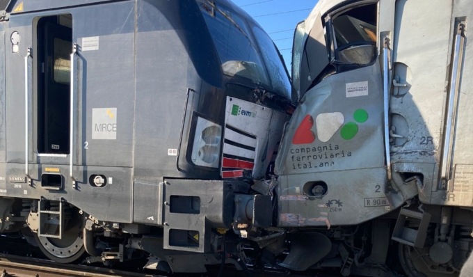 Scontro tra due treni allo scalo merci di Orbassano: 4 feriti
