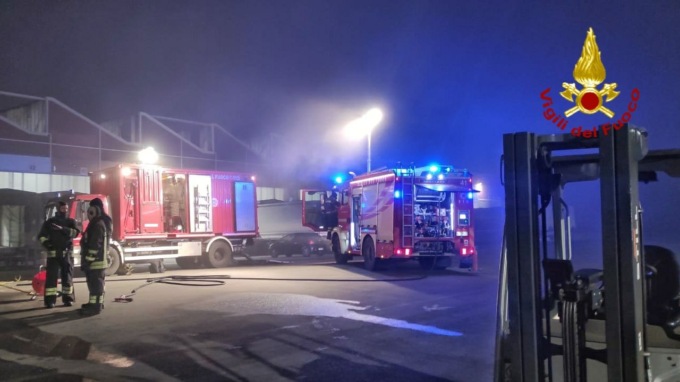Nichelino, perdita di solvente in una ditta di trasporti: sul posto i Vigili del Fuoco