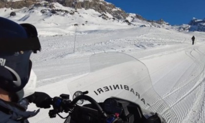 In funivia senza mascherina, bloccati aggrediscono i carabinieri: 4 sciatori torinesi nei guai