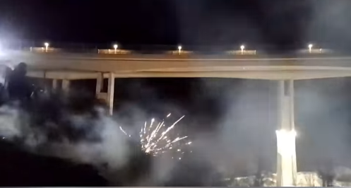 Fuochi d’artificio dei No Tav al cantiere e il bosco prende fuoco