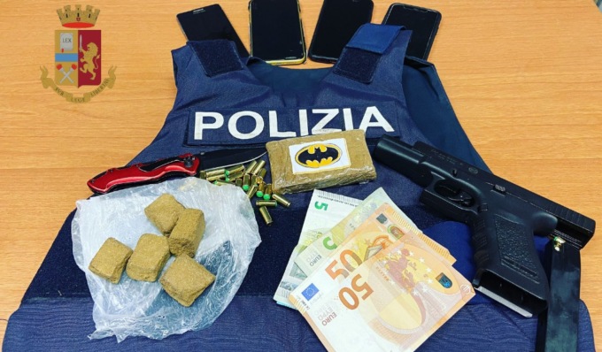 Hashish marchiato “Batman”: due giovani spacciatori arrestati, uno ha 16 anni