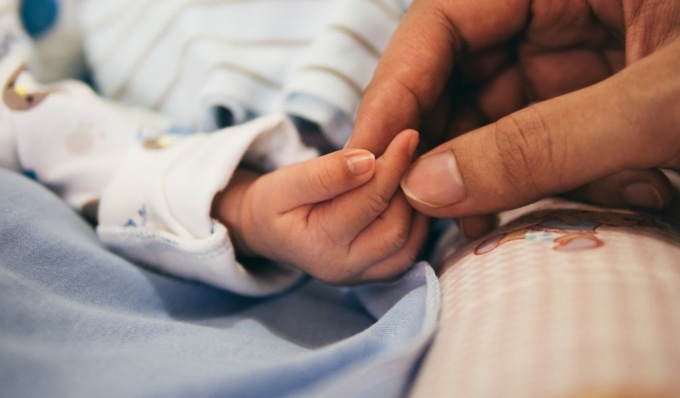 Bambina muore soffocata a un anno e mezzo sotto gli occhi impotenti dei genitori