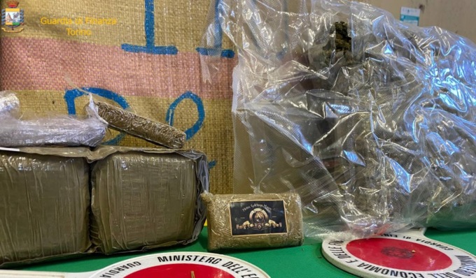 Trovato con oltre 200 chili di droga in auto: arrestato 35enne