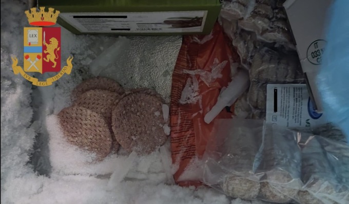 Cibo in cattivo stato di conservazione, chiuso un kebab