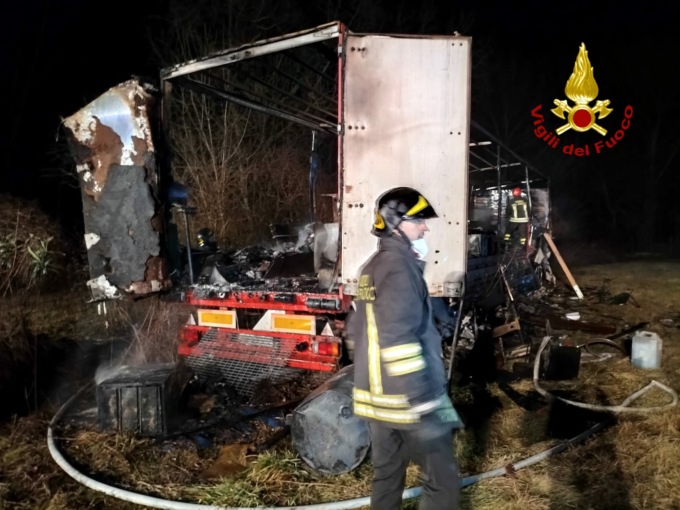 A fuoco nella notte un rimorchio coibentato parcheggiato in un deposito