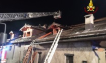 Incendio sul tetto di una baita a Pragelato