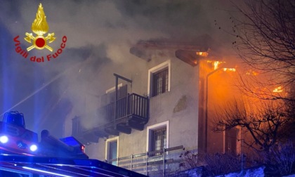 Incendio tetto a Novalesa: residenti evacuati. Vigili del Fuoco al lavoro tutta la notte