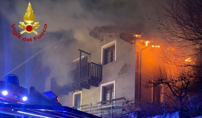 Incendio tetto a Novalesa: residenti evacuati. Vigili del Fuoco al lavoro tutta la notte