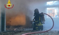 Chiusa di San Michele, incendio nell'ex bowling: a fuoco vario materiale accumulato al piano interrato