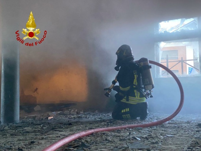 Chiusa di San Michele, incendio nell’ex bowling: a fuoco vario materiale accumulato al piano interrato