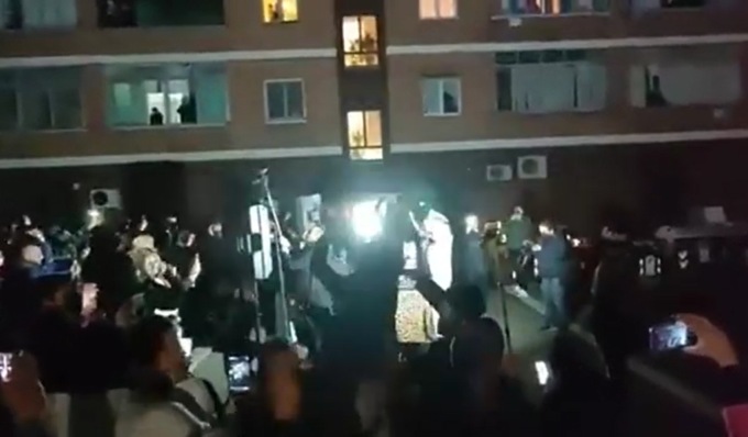 A Mirafiori flash mob dei fan per Gigi D’Agostino: “Forza Gigi”
