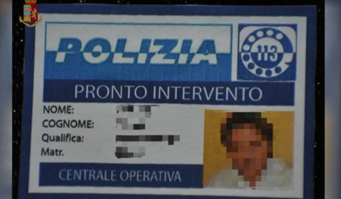 Si finge poliziotto per derubare coppia di anziani: arrestato insieme al complice