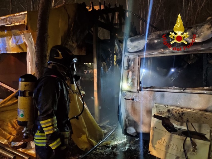 Tendone e roulotte dei No Tav prendono fuoco a San Didero