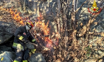 Le foto della vegetazione a fuoco a Condove: in azione anche l'elicottero della Regione