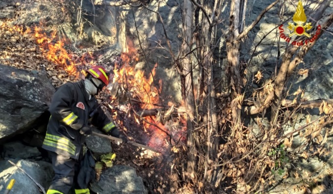 Le foto della vegetazione a fuoco a Condove: in azione anche l’elicottero della Regione