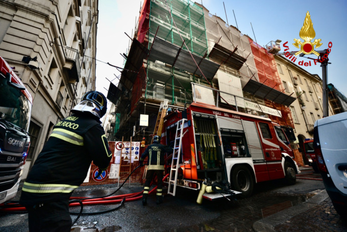 Il video dell’incendio ed esplosione in una mansarda a Torino