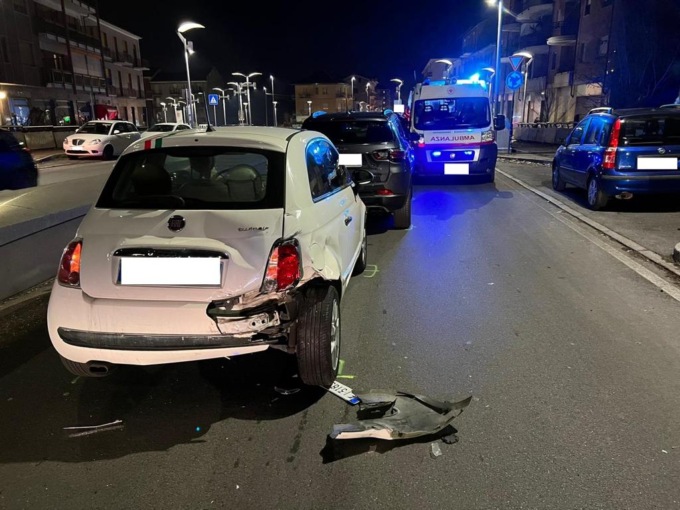 Nichelino, maxi tamponamento in via Torino: ferita una donna incinta