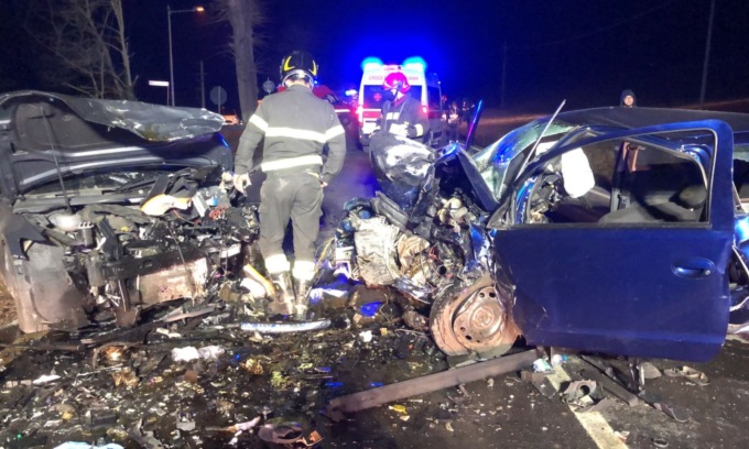 Lo schianto frontale poi l’auto prende fuoco: muore ragazzo di 19 anni