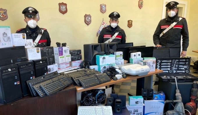 Rubano computer a scuola poi tentano di rivenderli online: tre studenti minorenni nei guai