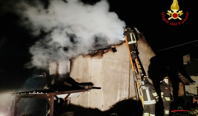 Piccola abitazione a fuoco, intervento dei Vigili del Fuoco nella notte