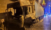 Le foto del Tir a fuoco in galleria sulla Torino-Bardonecchia: arteria bloccata tutta notte