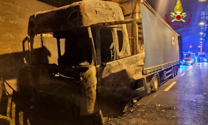 Le foto del Tir a fuoco in galleria sulla Torino-Bardonecchia: arteria bloccata tutta notte