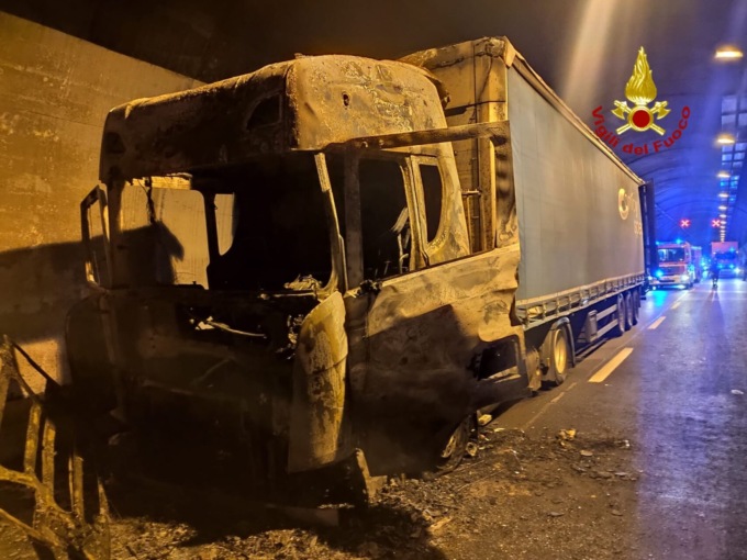 Le foto del Tir a fuoco in galleria sulla Torino-Bardonecchia: arteria bloccata tutta notte