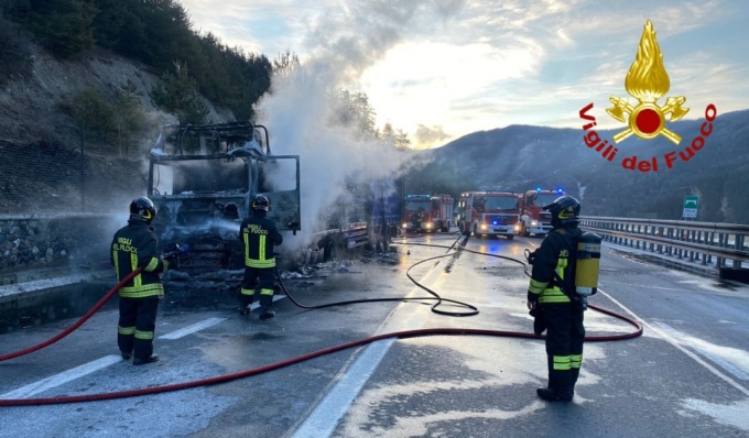Tir carico di barattoli di pomodoro a fuoco sulla A32: autostrada chiusa