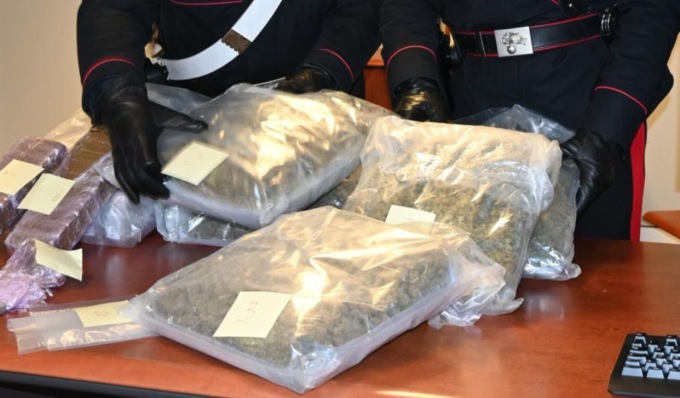 Nascondeva 13 chili di droga in casa, arrestato insospettabile operaio