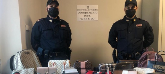 Distrae la vittima indicandole alcune monete cadute a terra e il complice ruba la borsa