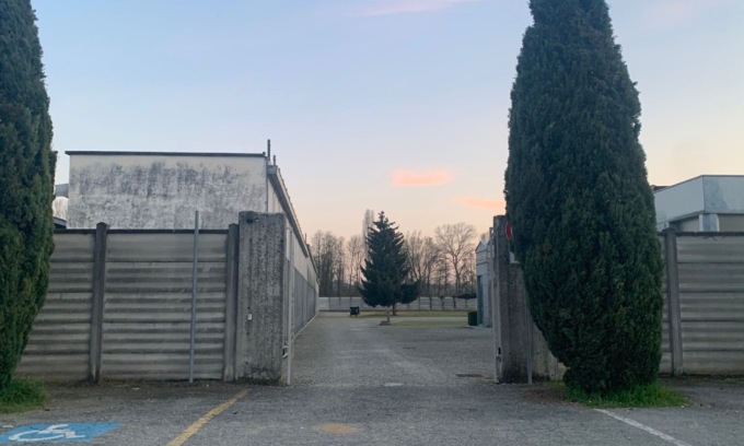 Una lingua trafitta da spilli ritrovata all’esterno del cimitero