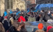 A Torino la Polizia carica gli studenti: giovanissima perde i sensi dopo una manganellata, 20 feriti