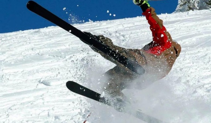 Undicenne finisce fuori pista mentre scia e si infortuna gravemente