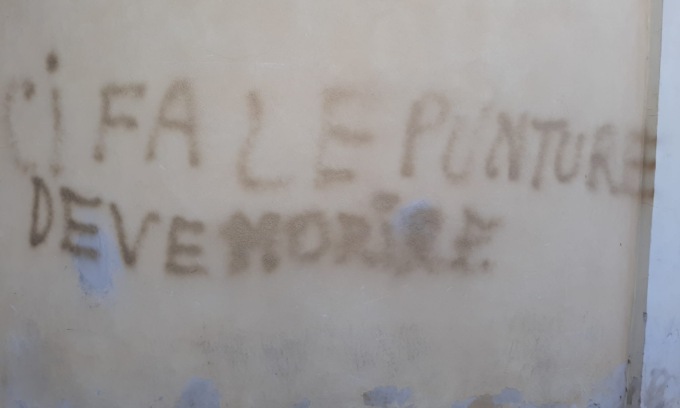 Minacce di morte sul muro dell’hub contro chi vaccina